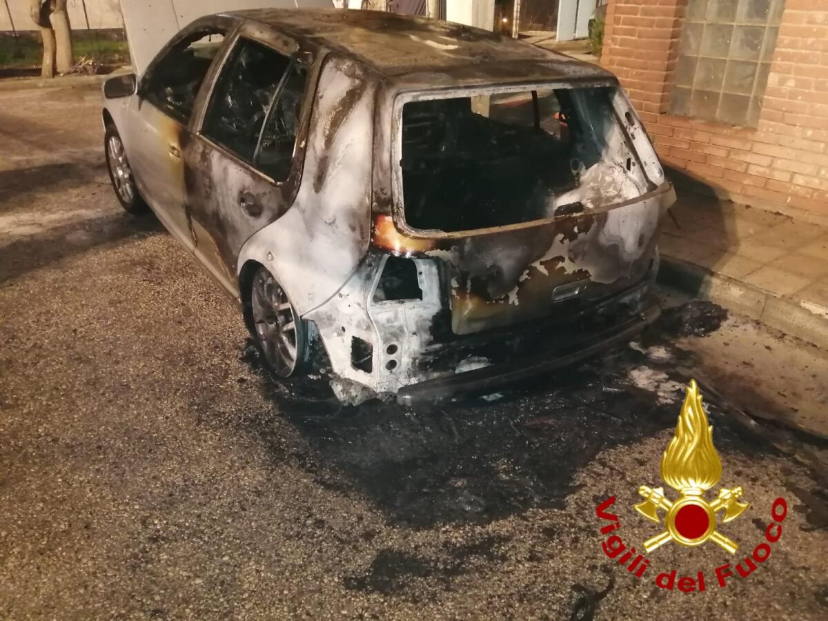 Quadrelle. Data alle fiamme una Volkswagen Golf - 
