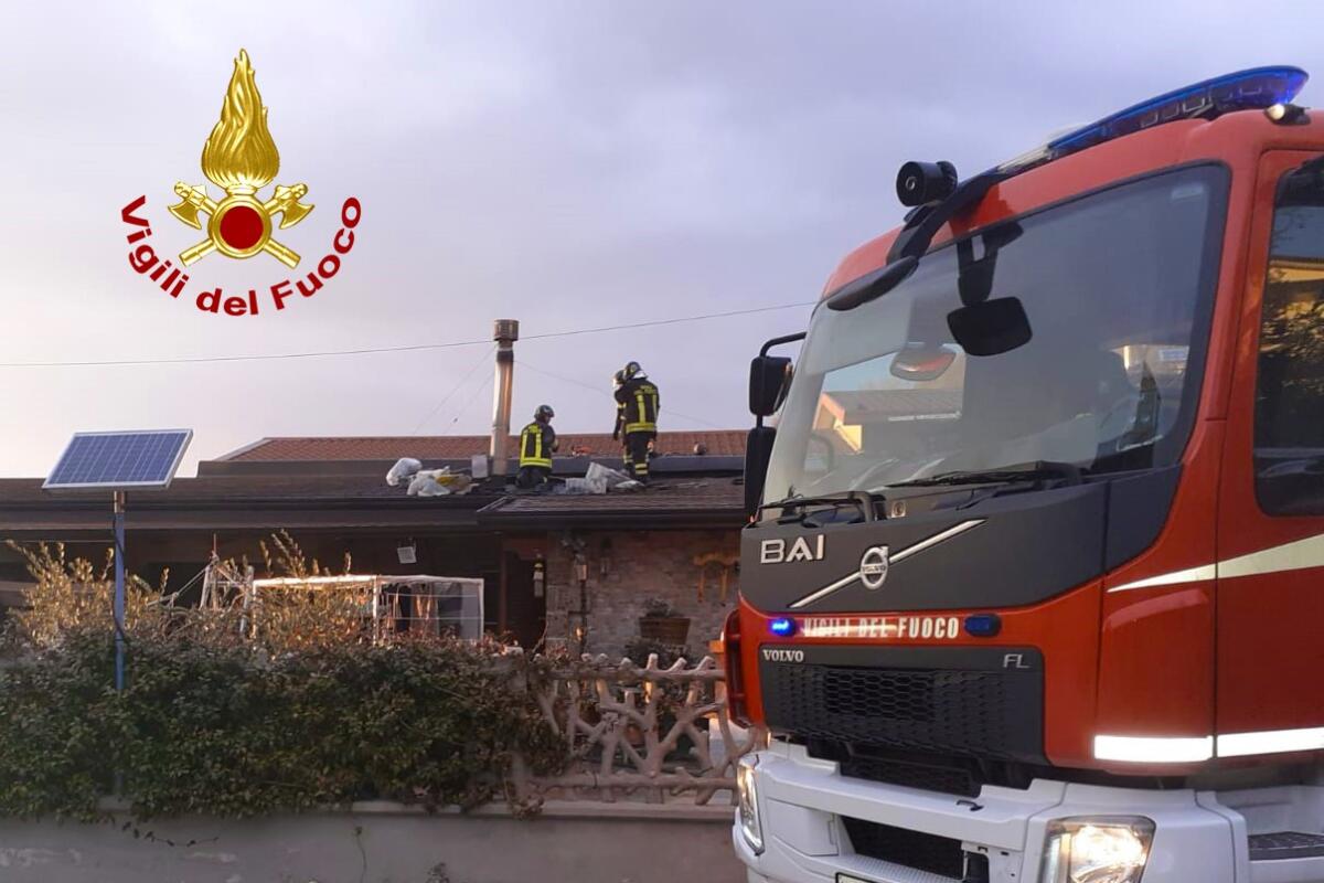 Atripalda. Incendio di una canna fumaria, interessato anche tetto in legno - 