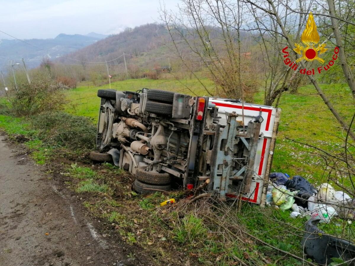 Grottolella. Mezzo raccolta rifiuti si ribalta. - 