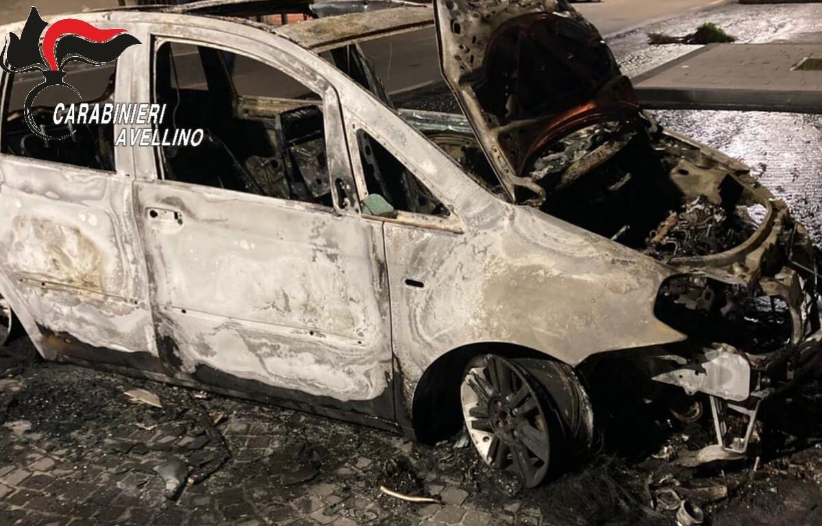 Taurano. Data alle fiamme una Lancia Musa. - 