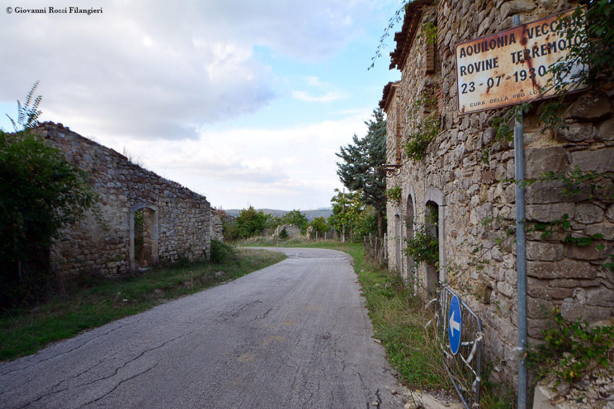 Abbattimento delle casette antisismiche di Aquilonia: in frantumi la memoria storica del territorio. - 