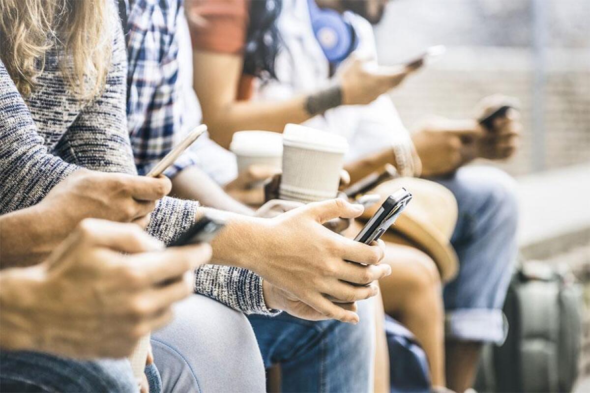 Social e web in aumento tra i giovani, ma non mancano anche insidie e pericoli - 