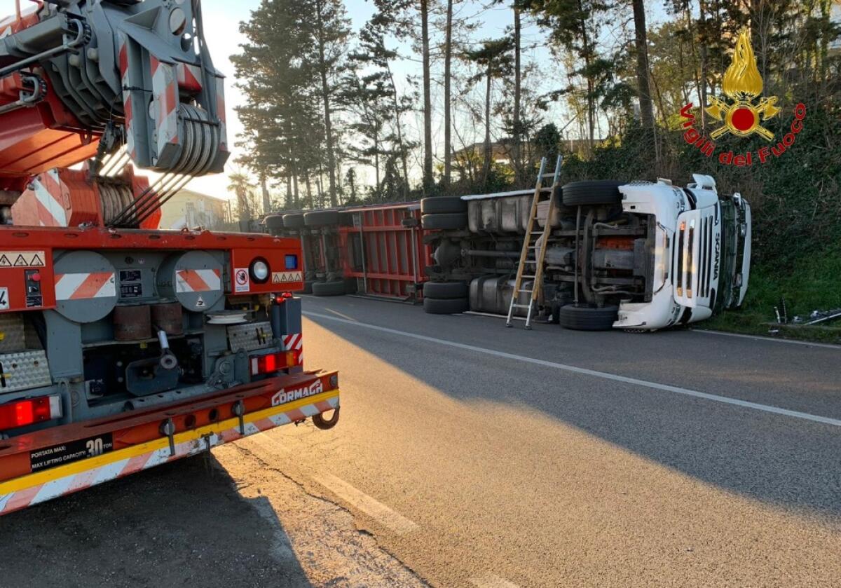 Autoarticolato sbanda e si ribalta, ferito il conducente. - 