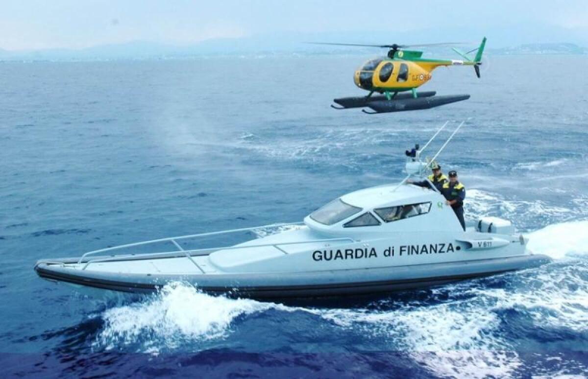 12 arresti per pesca di frodo di datteri nel Golfo di Napoli. - 