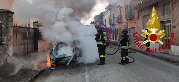 Altavilla Irpina. Fiamme divorano autovettura in sosta e danneggiano altro veicolo.