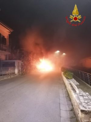 Avella. Notte di fiamme, doppio intervento dei Vigili del fuoco