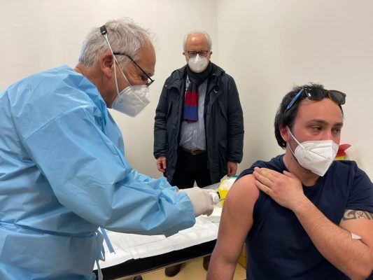 Sperimentazione del vaccino ReiThera, arruolati circa 50 volontari: al via al Moscati le prime somministrazioni.
