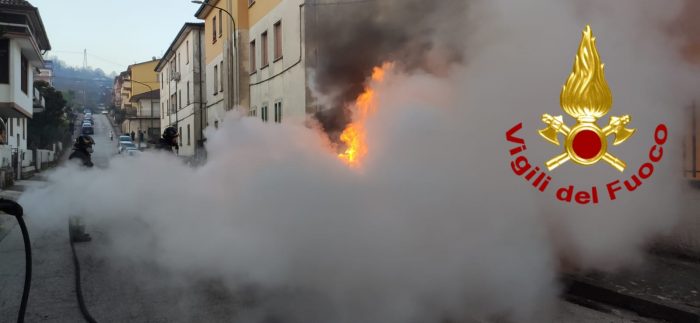 Altavilla Irpina. Fiamme divorano autovettura in sosta e danneggiano altro veicolo.