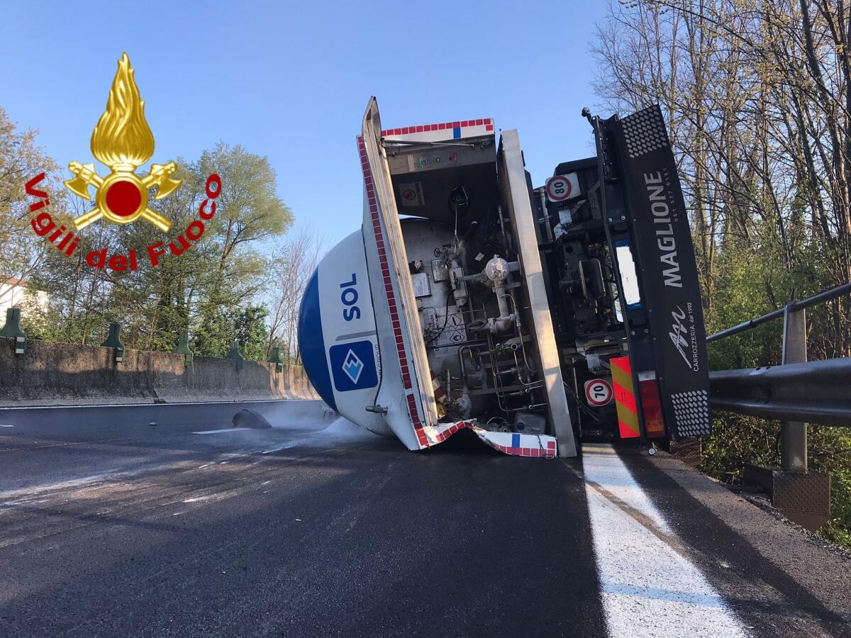 Chiuse entrambe le corsie del raccordo autostradale Avellino - Salerno, nel tratto Serino-Atripalda - 
