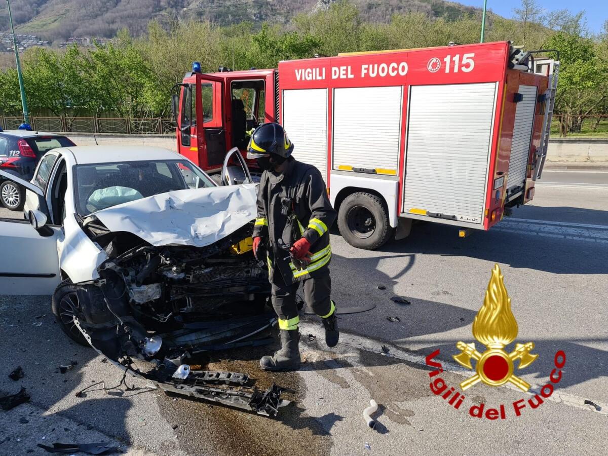 Mercoglioano. Scontro tra due auto nei pressi della Rotonda. - 