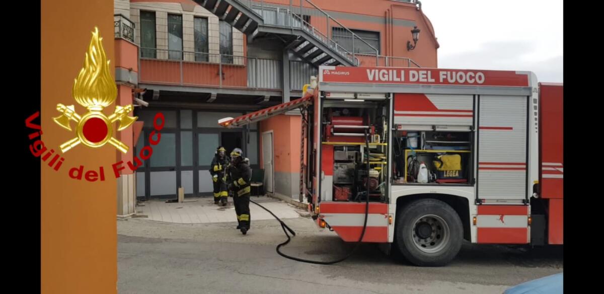 Ariano Irpino. Incendio in un hotel in disuso - 
