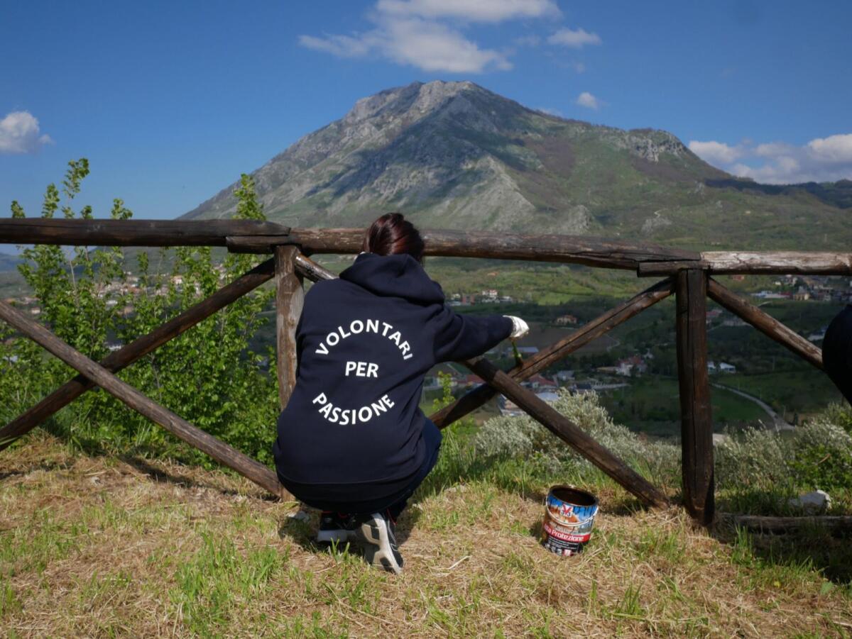 Montesarchio. Ripristino staccionata sentieri area Torre e Castello. - 