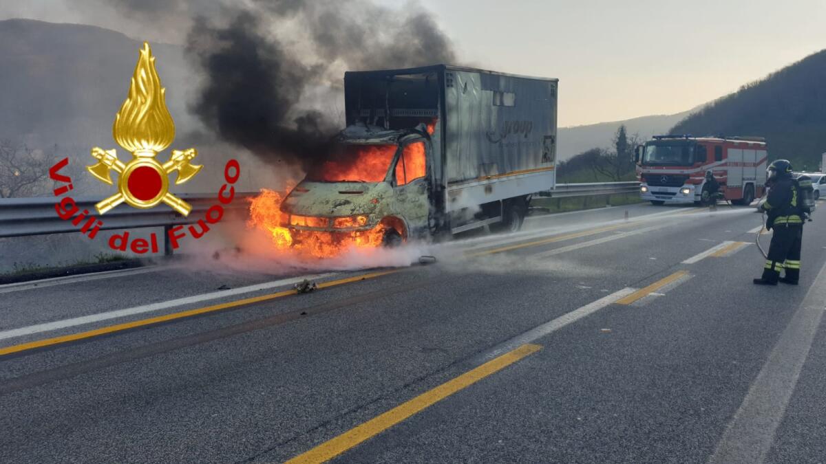 Monteforte Irpino. Incendio autocarro in transito su A 16. - 