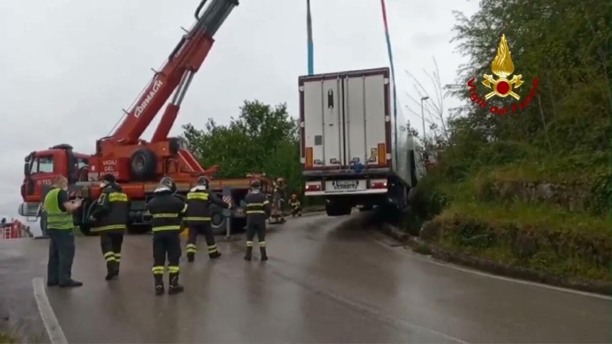 Atripalda. Autoarticolato carico di castagne congelate, finisce fuori strada. (Video) - 