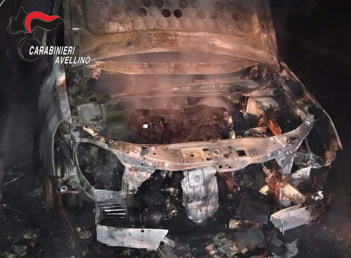 Aiello del Sabato. Data alle fiamme una Opel Zafira - 