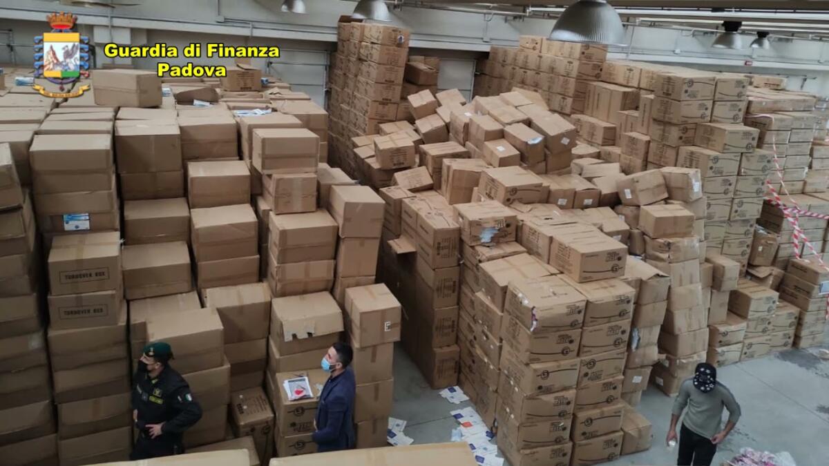 Maxi sequestro di 7 milioni di mascherine e saturimetri (Video) - 