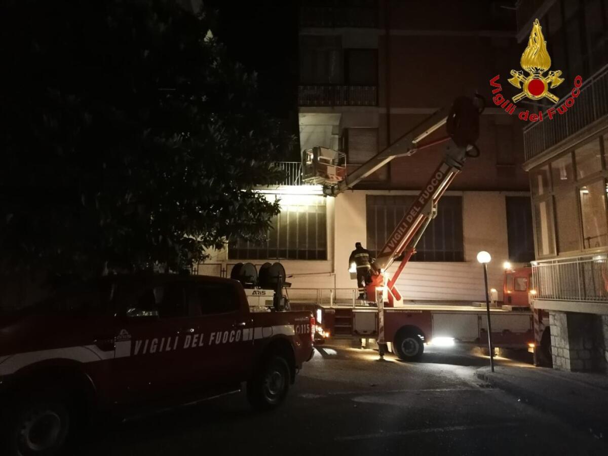 I Vigili del Fuoco di Avellino intervengono per un incendio in uno studio di radiologia. - 