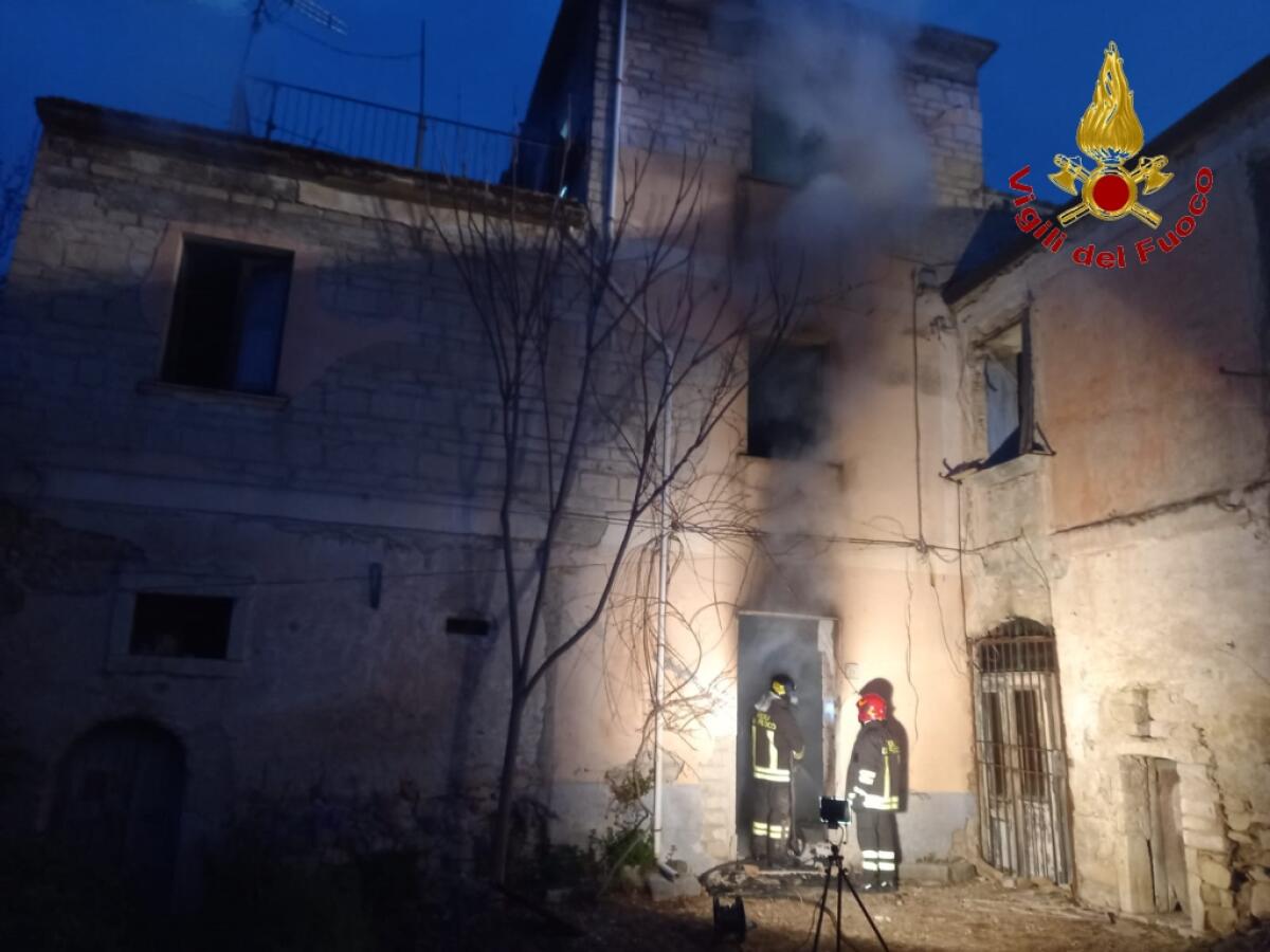Mirabella Eclano. Incendio in abitazione rurale, spavento per un'anziana donna. - 