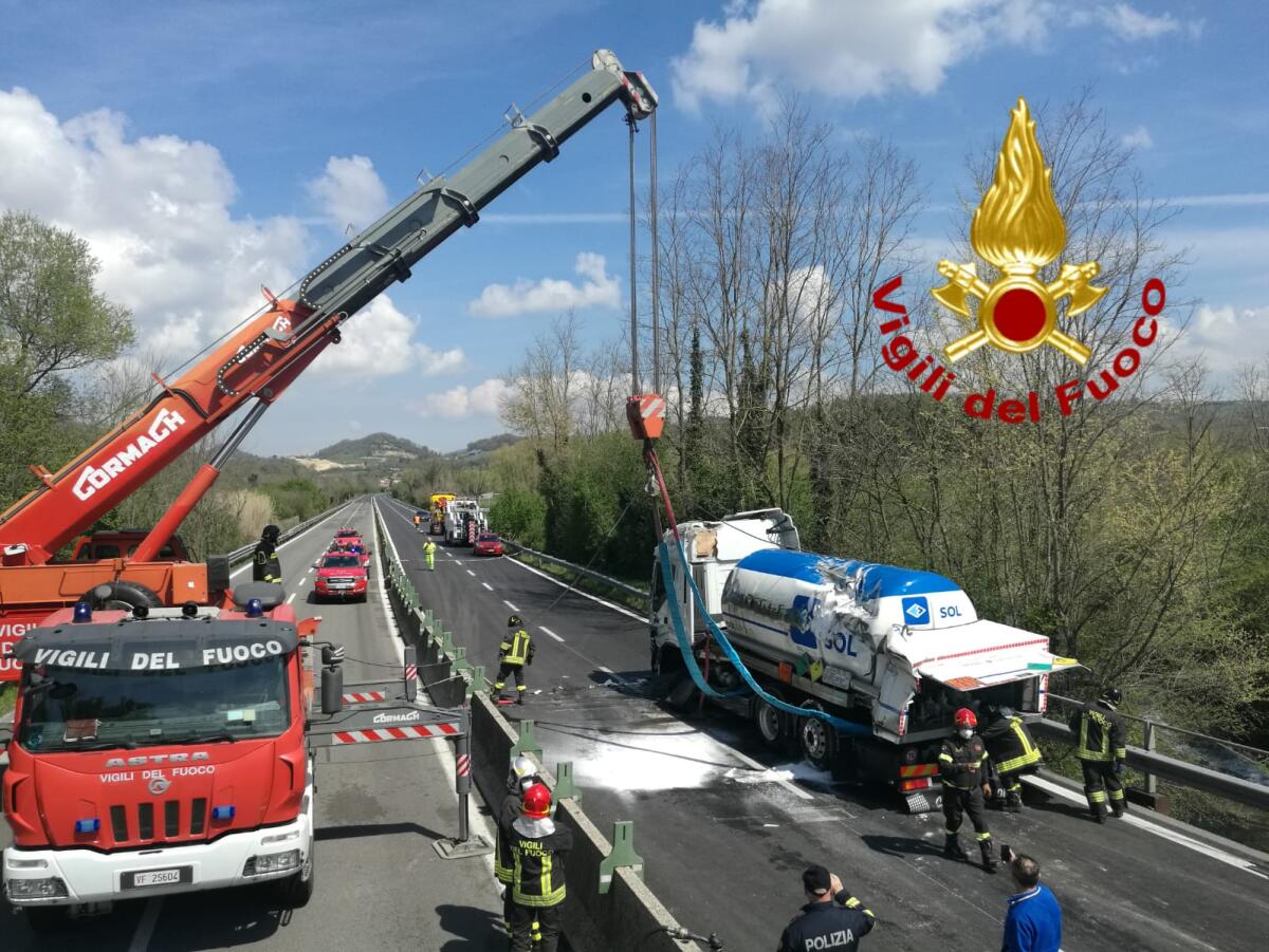 Raccordo Avellino-Salerno, prosegue operazione dei Vigili del fuoco - 