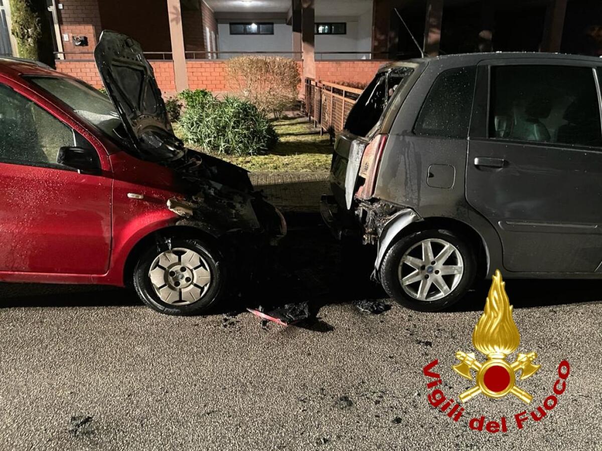 Avellino. Due autovetture danneggiate in un incendio. - 