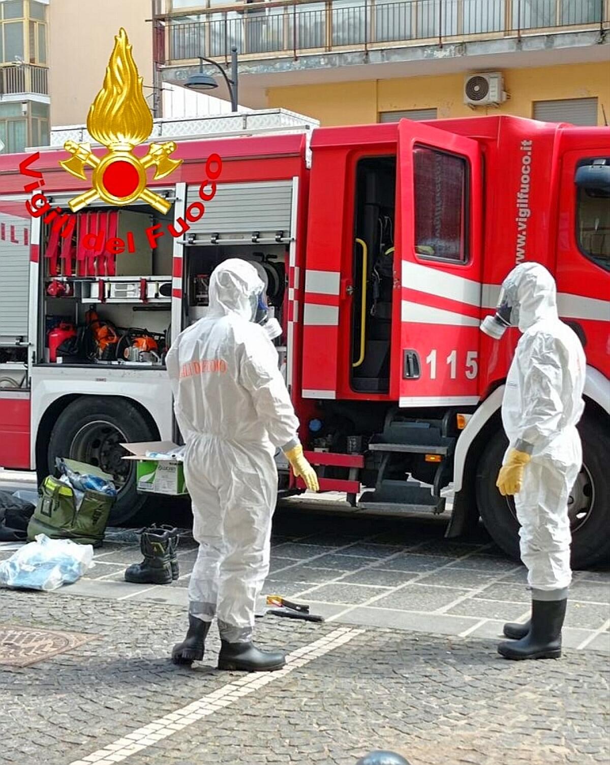 Donna positiva al Covid cade in casa soccorsa dai Vigili del fuoco. - 