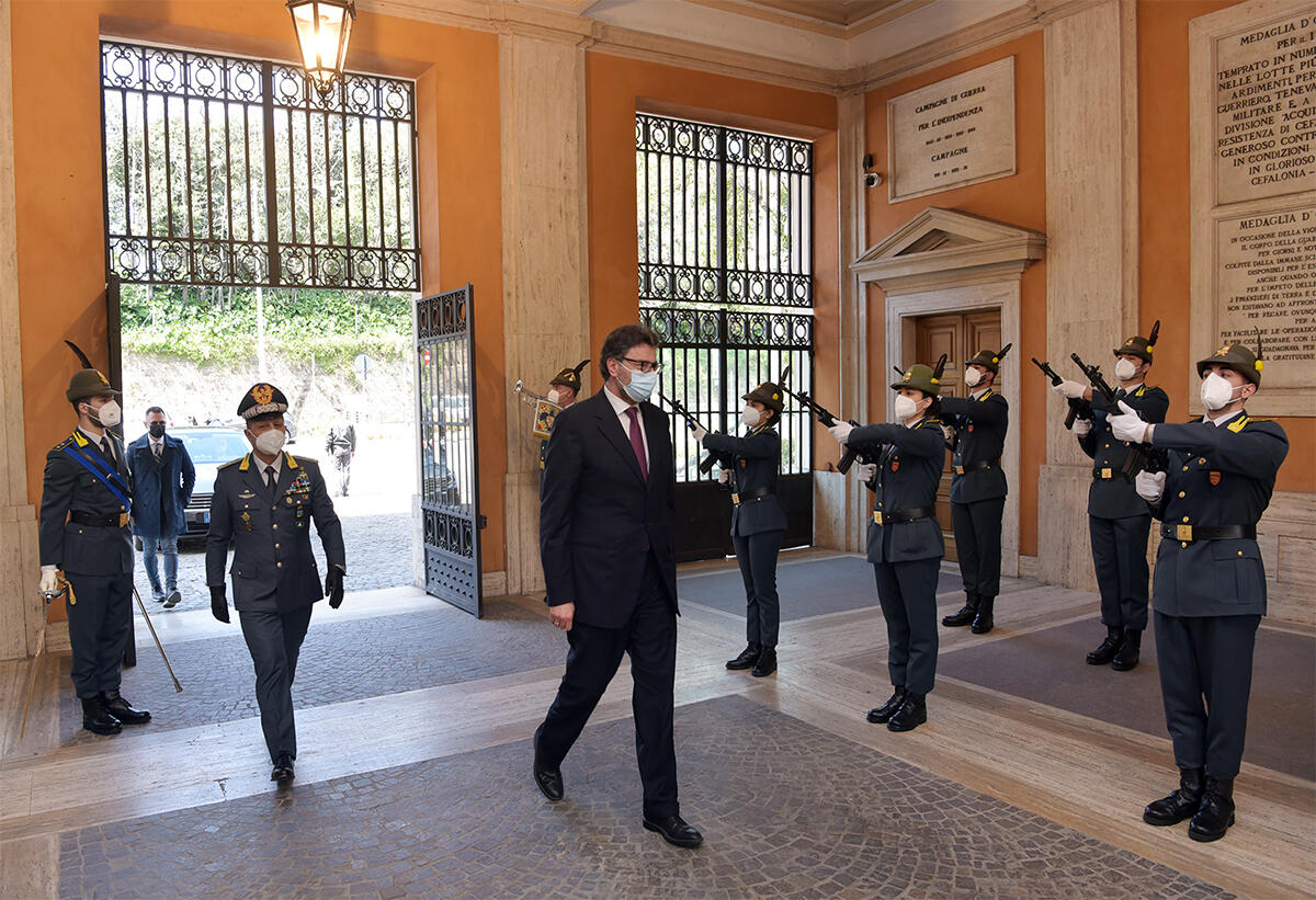 Il Ministro dello Sviluppo Economico, On. Giancarlo Giorgetti, ha fatto visita al Comando Generale della Guardia di Finanza. - 