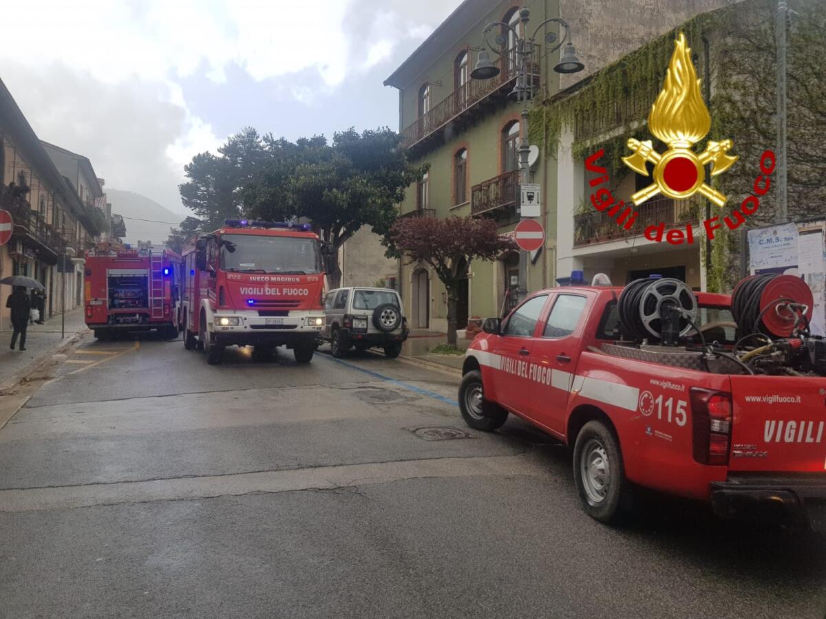 Montella. Incendio in un sottotetto di un edificio - 