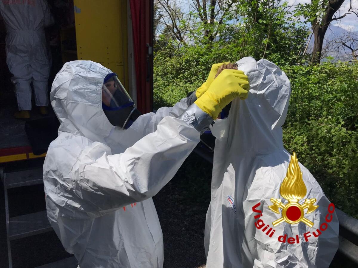 Manocalzati. Nucleo N.B.C.R dei Vigili del fuoco soccorre persona affetta da covid e allettata - 