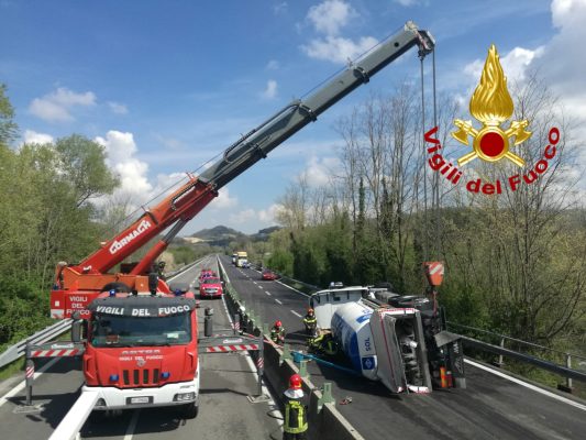 Raccordo Avellino-Salerno, prosegue operazione dei Vigili del fuoco
