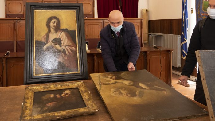 Montesarchio. Sono tornati a casa i dipinti trafugati dall'ex convento delle Clarisse.