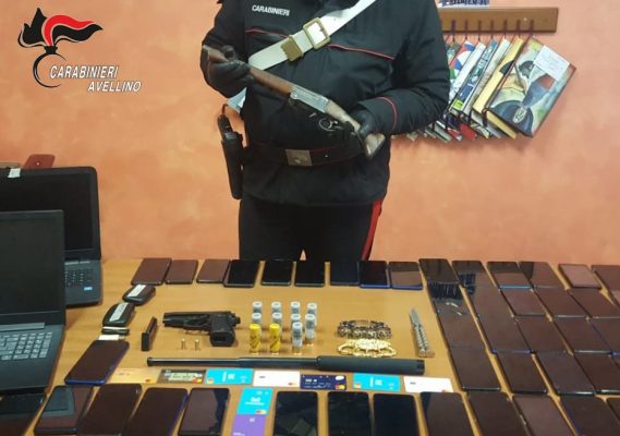 Atripalda. Un arresto e tre denunce sequestrate armi clandestine e una cinquantina di cellulari.