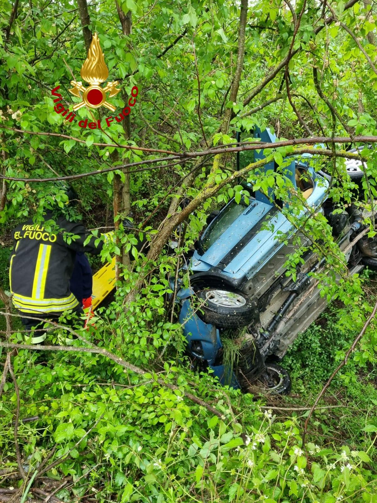 19 enne finisce con l'auto in una scarpata - 
