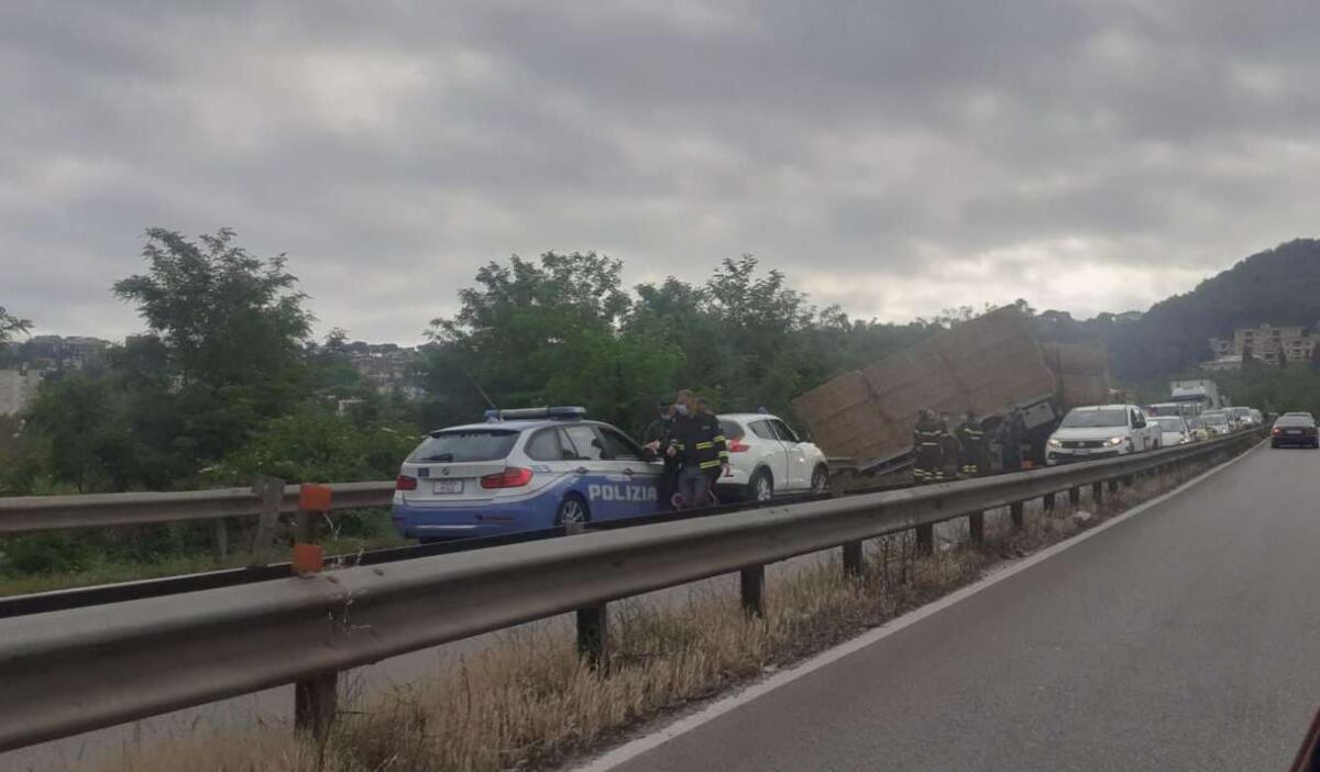 Autotreno fuori strada nei pressi della Galleria Avellola, traffico bloccato. - 