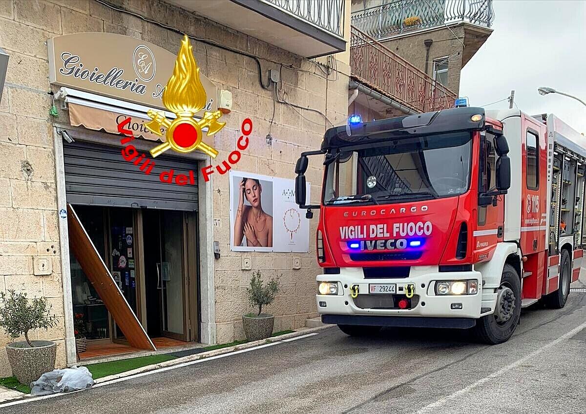 Gesualdo. Incendio in un esercizio commerciale - 