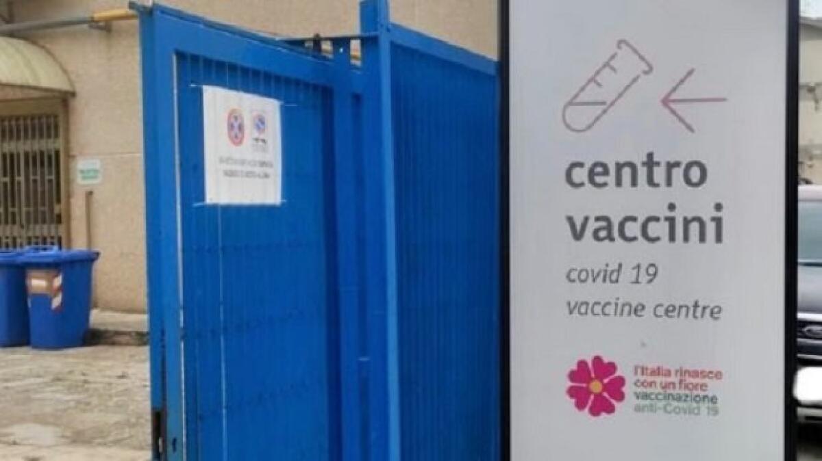 Vaccini. In Campania da oggi prenotazione fascia età 45-49 anni. - 