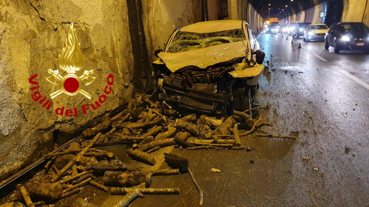 Un uomo e una donna feriti in un incidente stradale sul Raccordo Av-Sa. - 