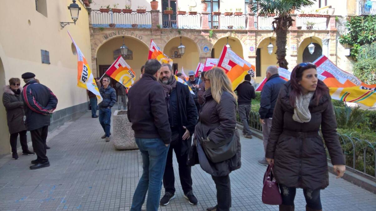 Ancora una volta vengono offesi e criminalizzati i lavoratori stagionali dal Governatore De Luca - 