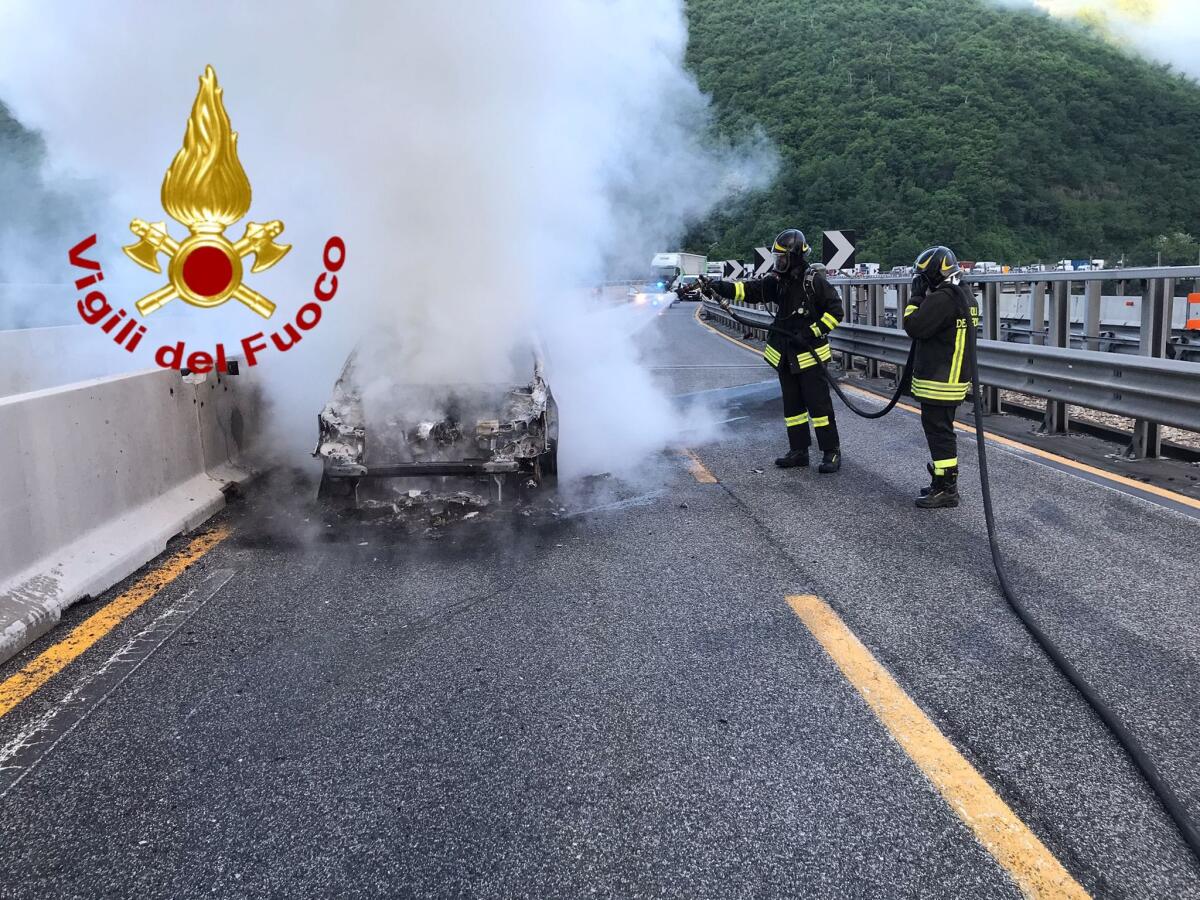 Auto in transito in fiamme sopra il cavalcavia Acqualonga - 