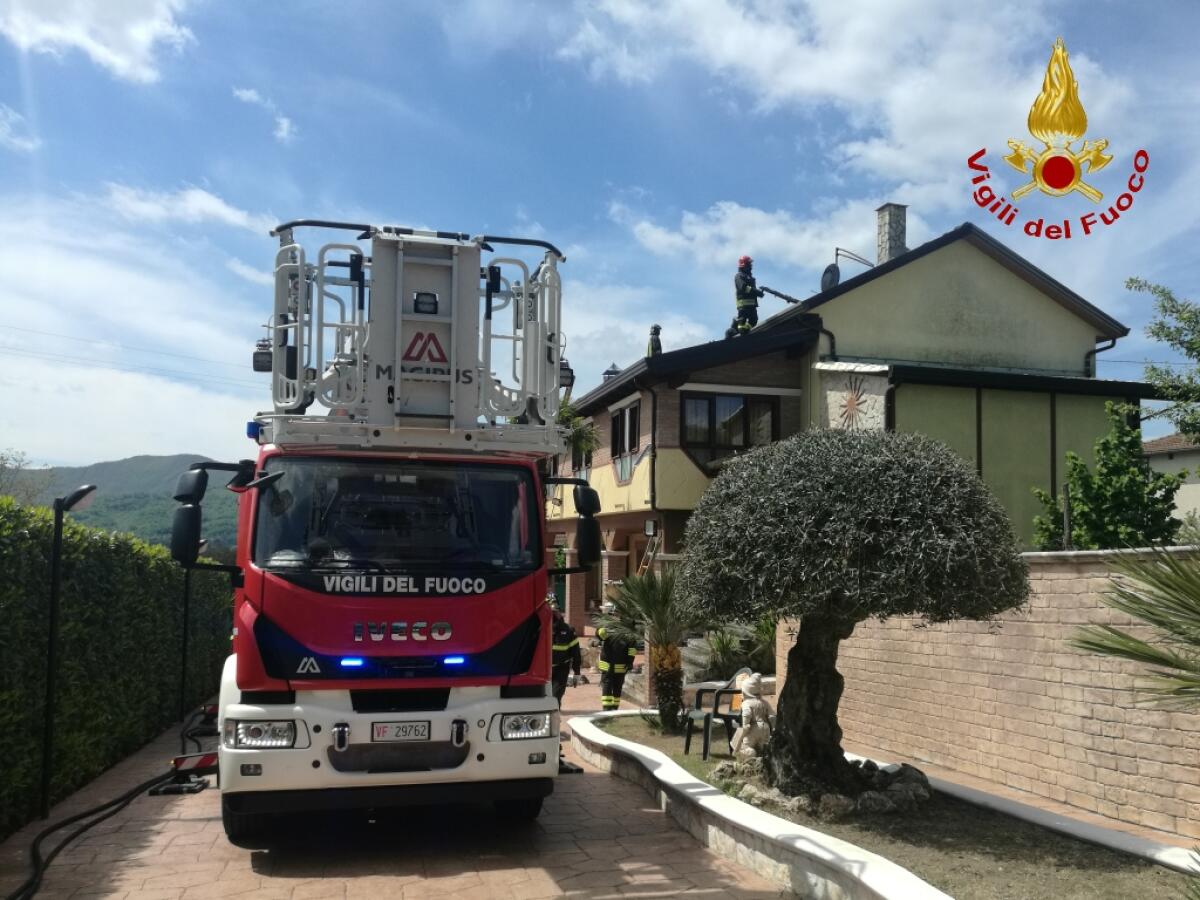 Si incendia il tetto in legno di una villetta con i pannelli fotovoltaici - 