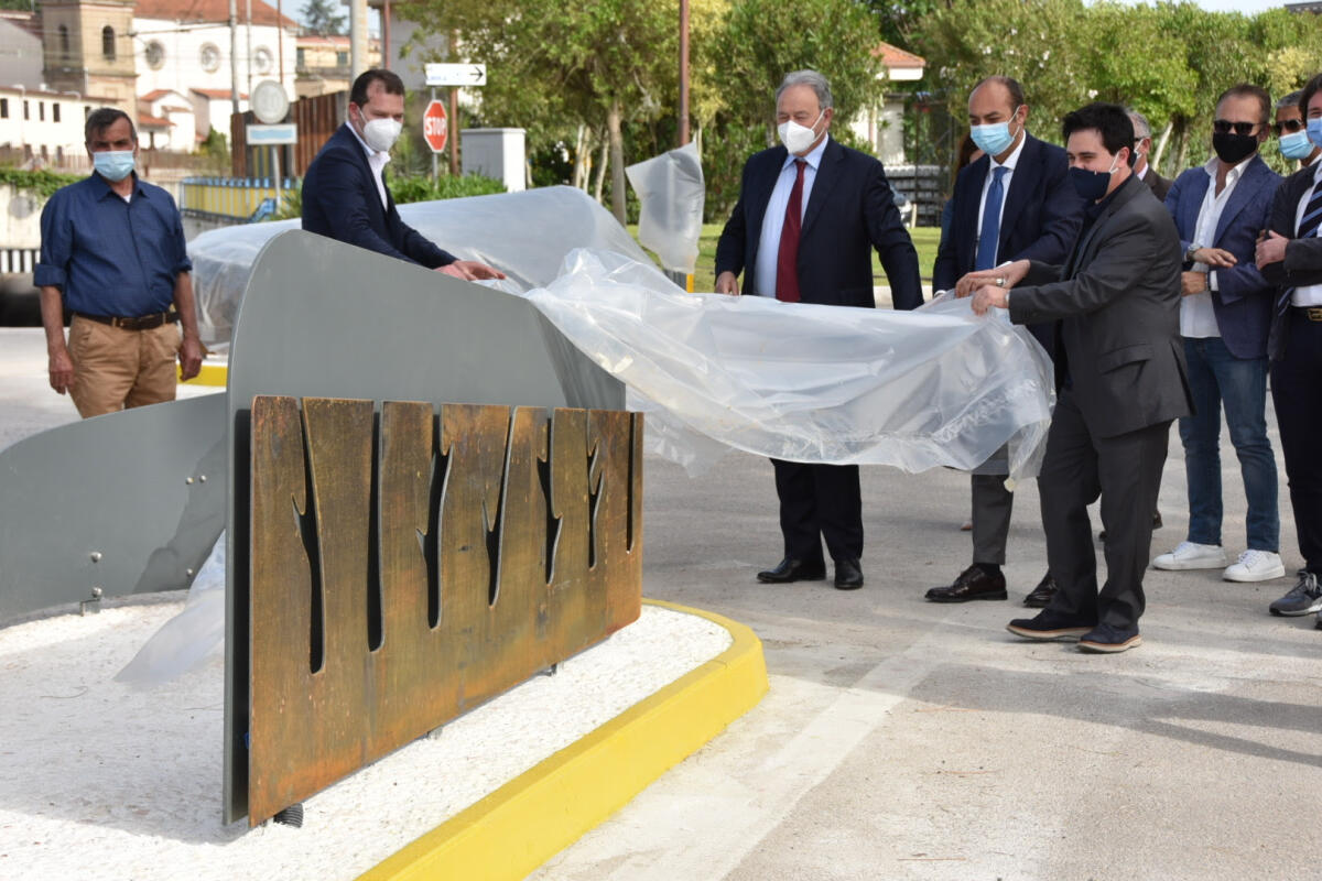 Tolti i teli ai due nuovi spartitraffico tra via Maddaloni e via Piazza Vecchia a San Felice a Cancello - 