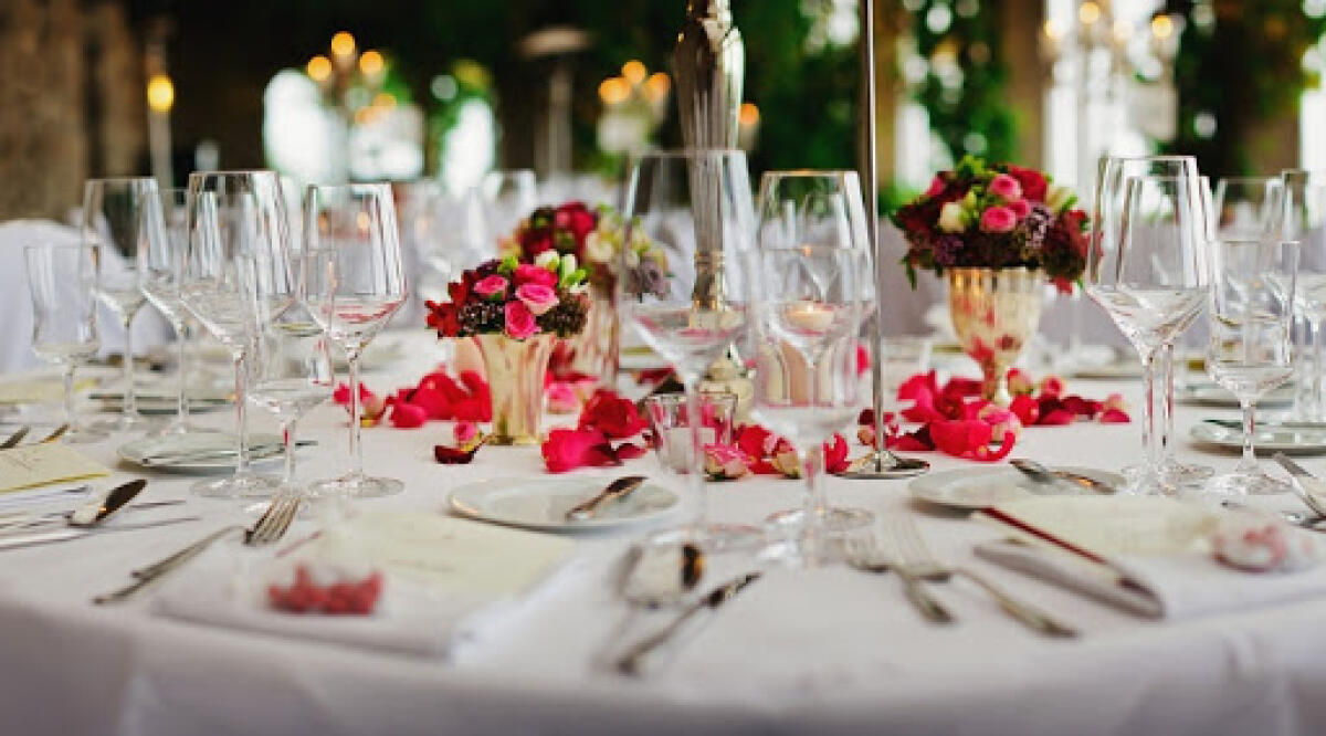 Vietati gli scambi tra gli ospiti di tavoli diversi al ristorante per i matrimoni in Campania - 