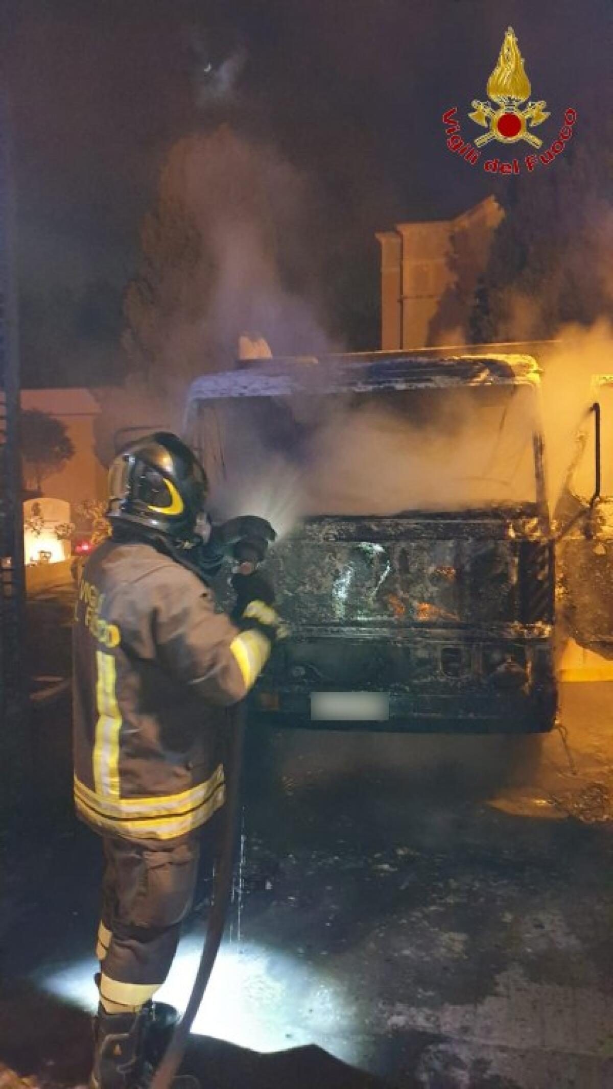 Incendiato autocarro nel cantiere del Cimitero - 