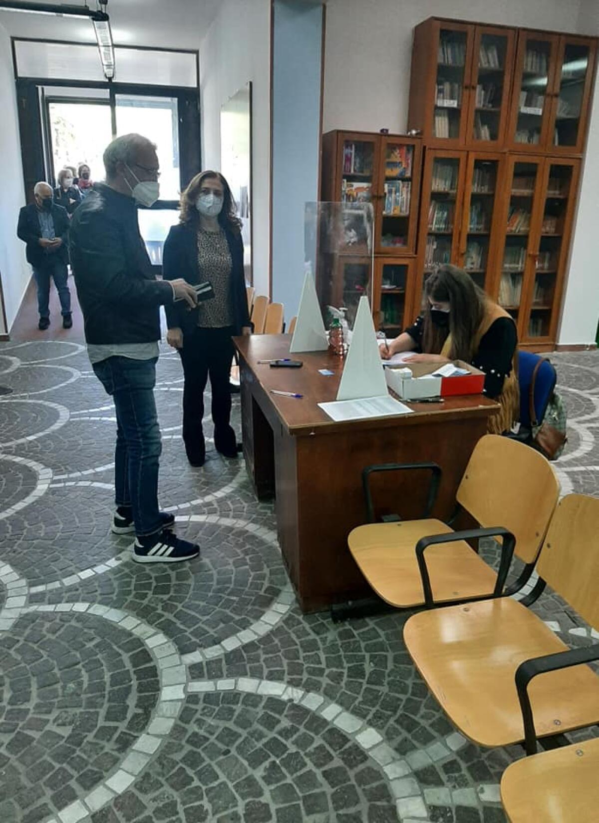 Cervinara. Avviata consegna card vaccinali solo dei residenti a Cervinara - 