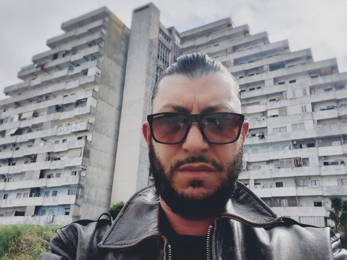 Paolo Morante tra i figuranti di Gomorra - 