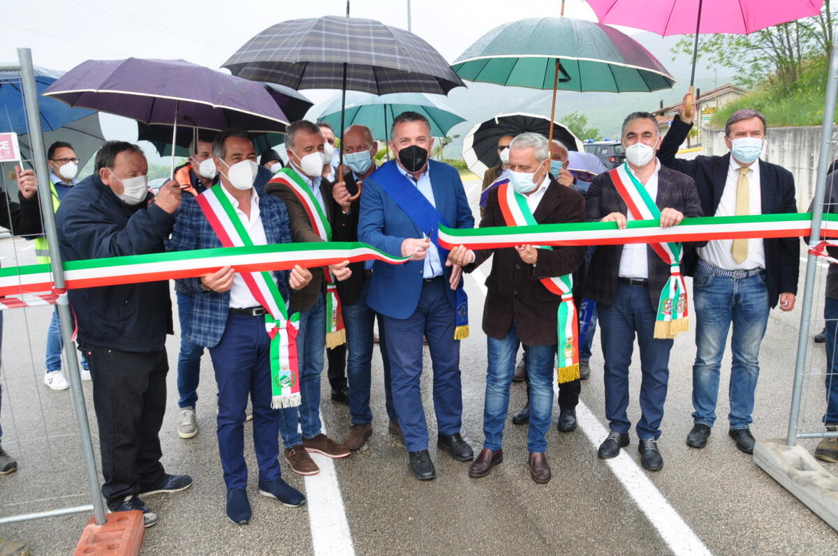 Sotto una pioggerella è stata riaperta al traffico la Fondo Valle Vitulanese - 