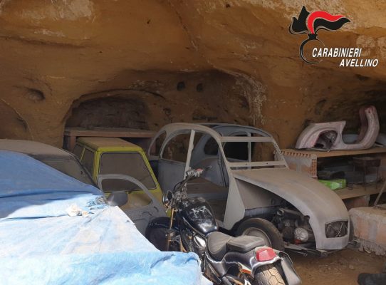 Autocarrozzeria clandestina, denunciate due persone