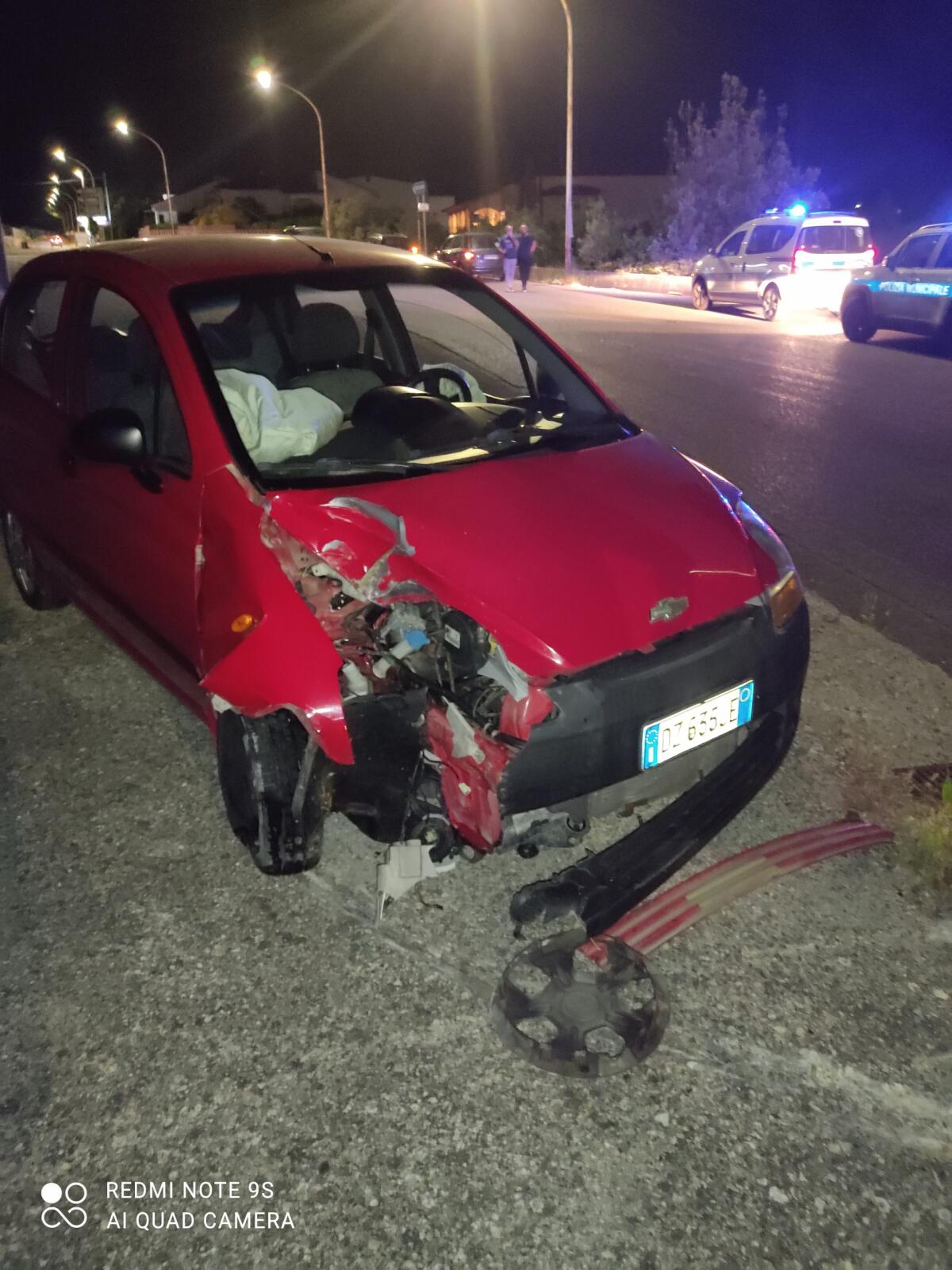 22 enne di Pietrelcina finisce con l'auto contro un palo della pubblica illuminazione - 