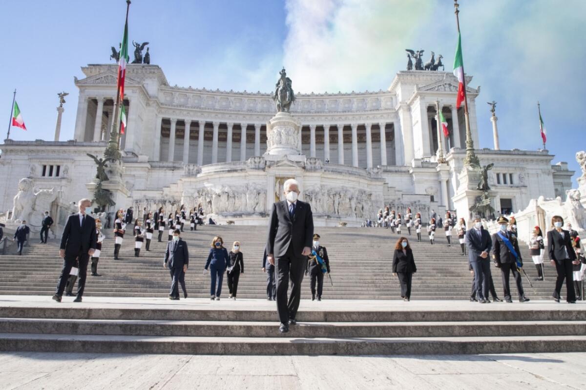 2 Giugno, il Presidente della Repubblica ha deposto corona all'Altare della Patria. - 