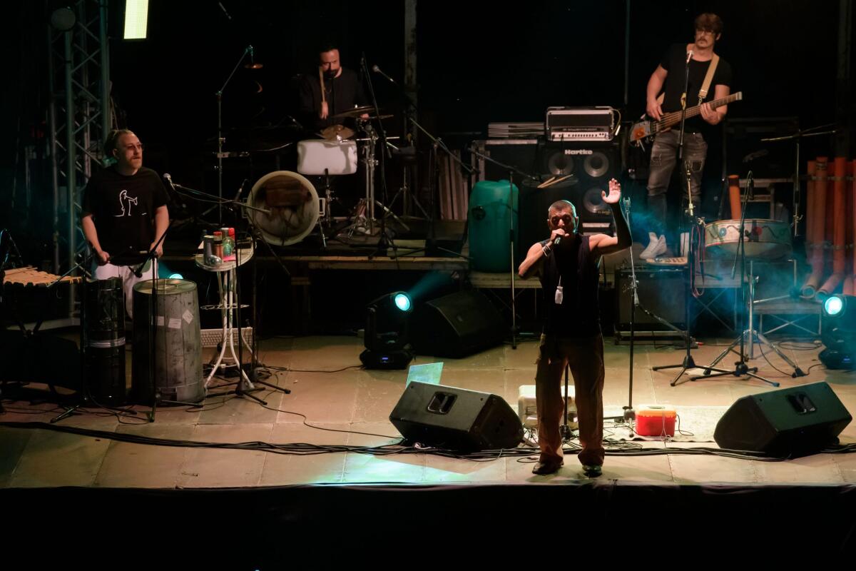 A Montesarchio l’eco band Capone&BungtBangt torna in concerto con Come suona il caos - 