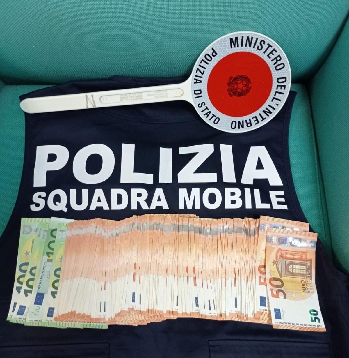Ruba dalle casse del negozio dove lavora, arrestato un dipendente. - 